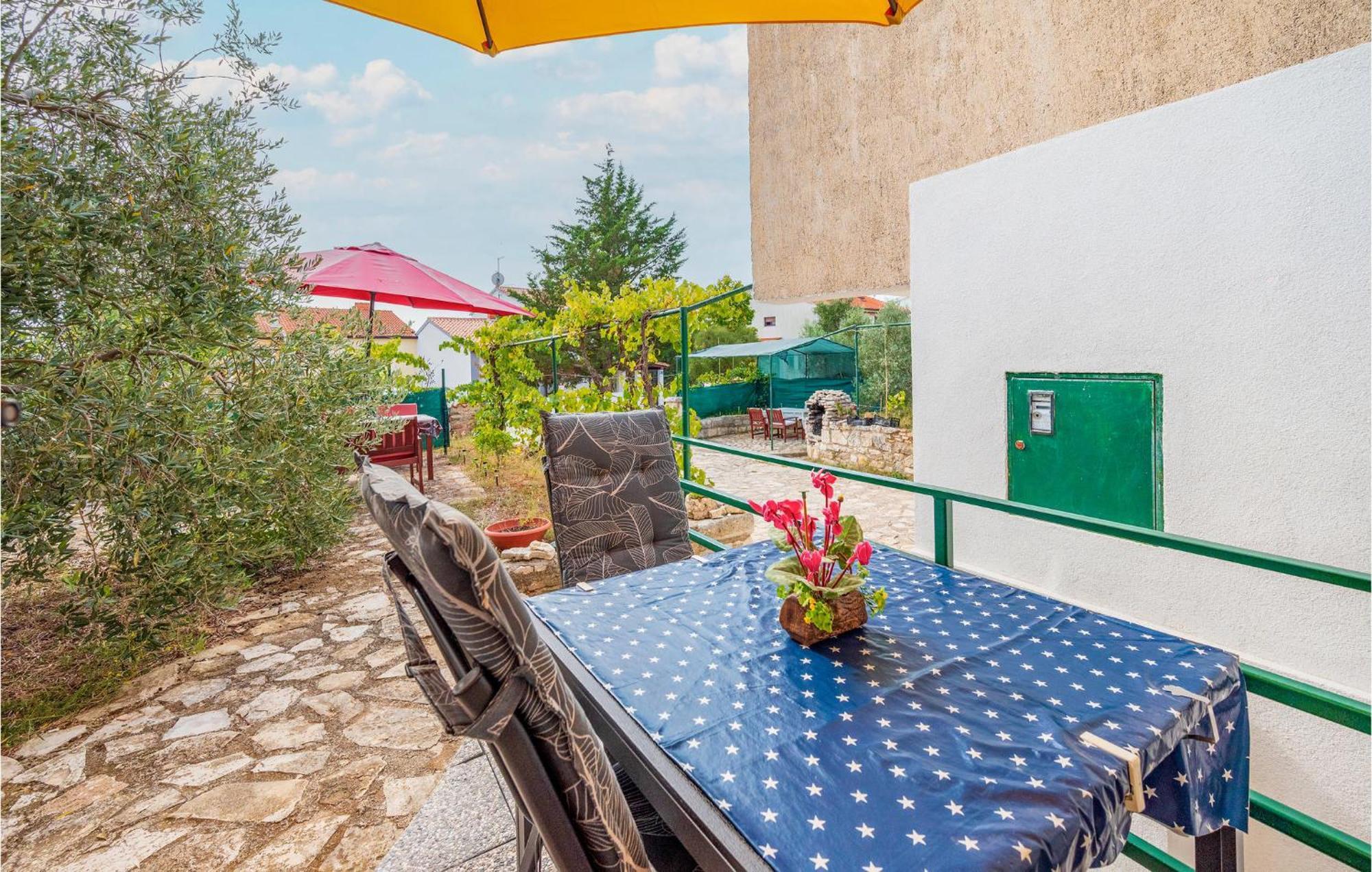 Amazing Apartment In Pula With Kitchen Экстерьер фото